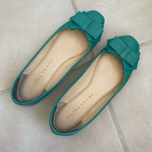 Ivanka Trump Bow Flats Size 6.5 in Green